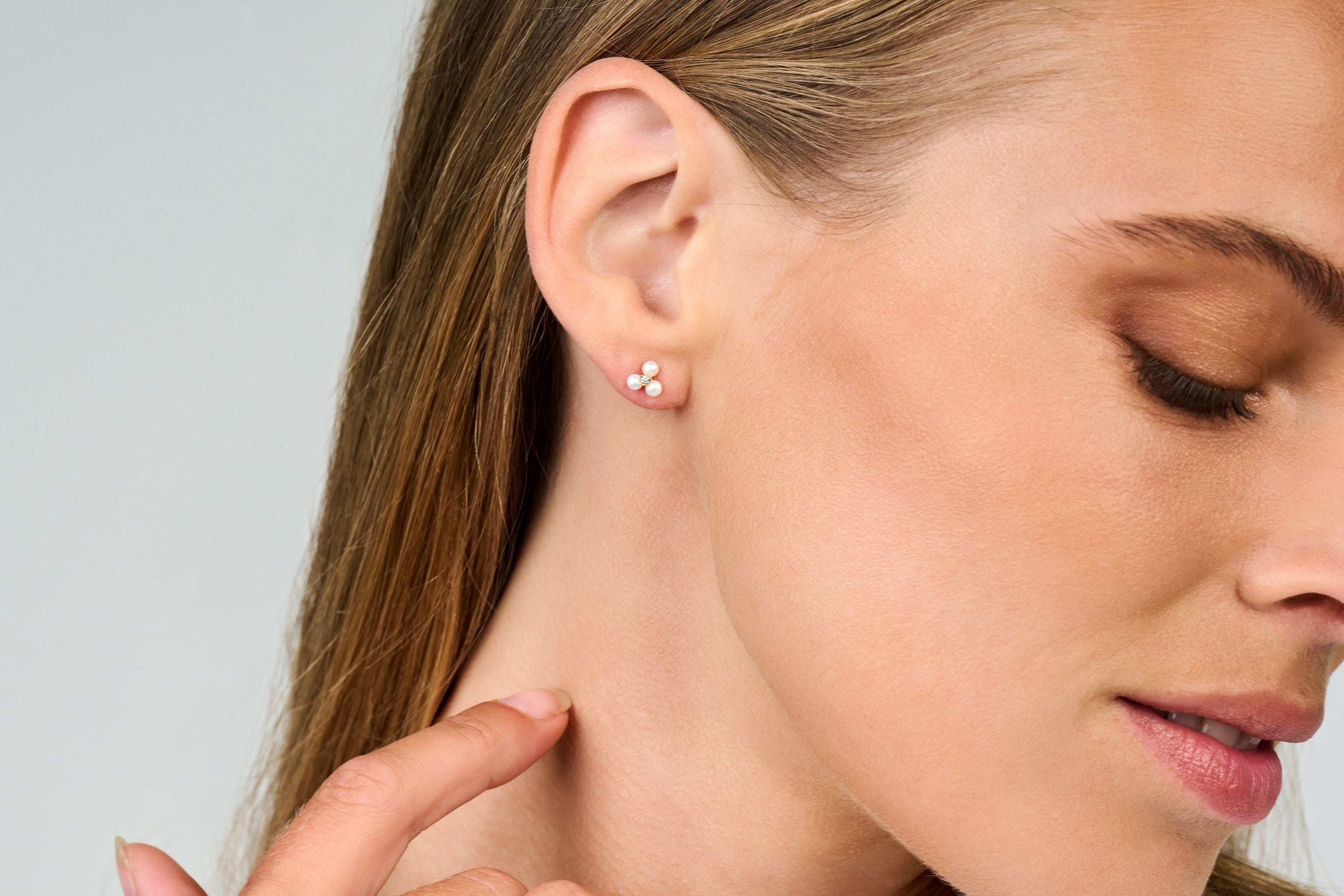 Viola øreringe - 14kt. guld med 0,02 CT brillantslebne diamanter og ferskvandsperler-1